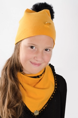 Bavlnená dievčenská čiapka s tylovým brmbolcom 10110 yellow/black 