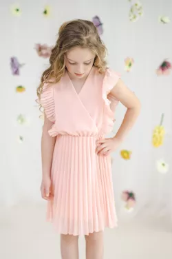 Elegantné dievčenské šaty plisované