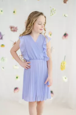 Elegantné dievčenské šaty plisované