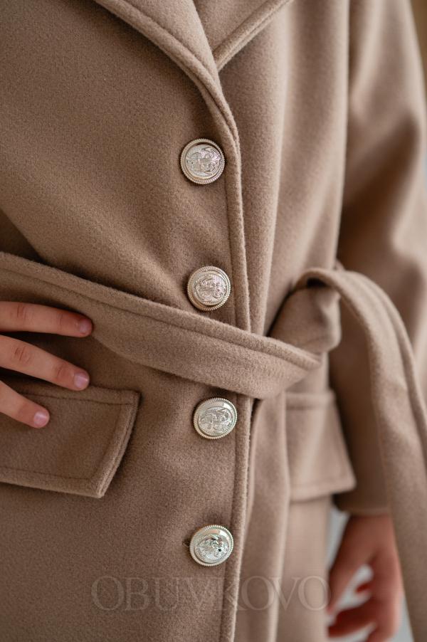 Dievčenský flaušový kabát so zlatými gombíkmi