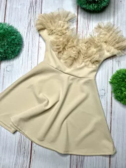 Elegantné dievčenské šaty s týlom