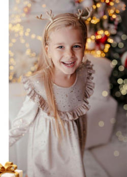 Dievčenské vianočné šaty so zlatými trblietkami