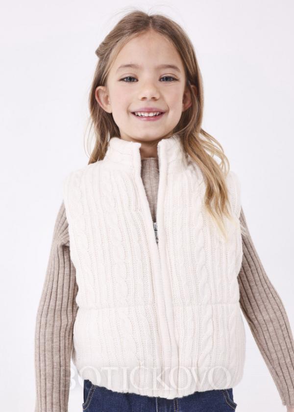 Dívčí vesta s pleteným vzorem