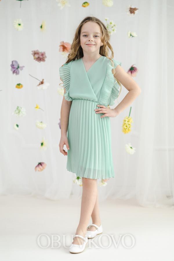 Elegantné dievčenské šaty plisované