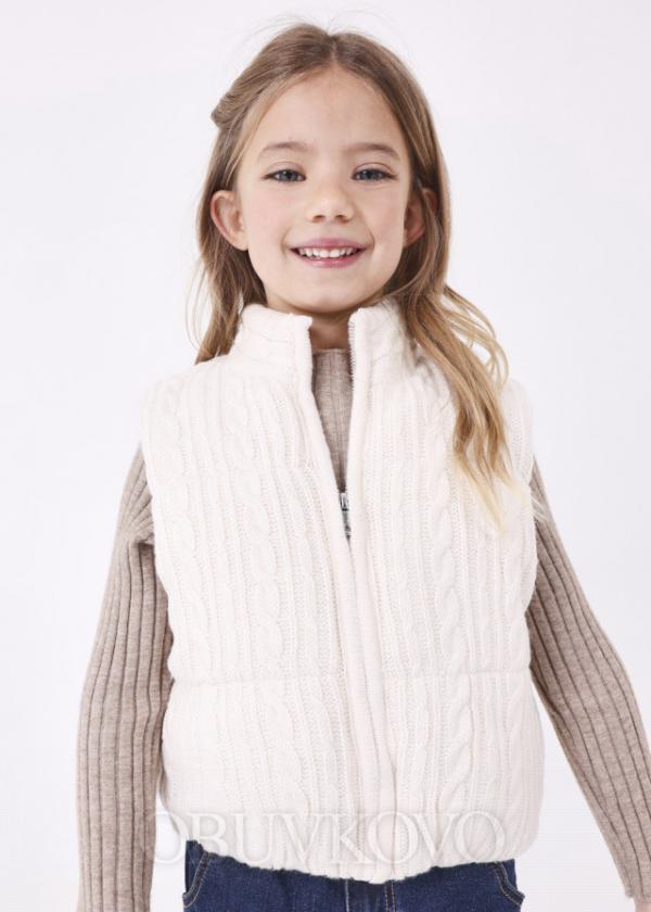 Dievčenská vesta s pleteným vzorom